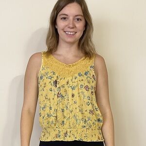 🌼 Yellow Sleeveless Pleated Floral Blouse with Lace – Size Small 🌼